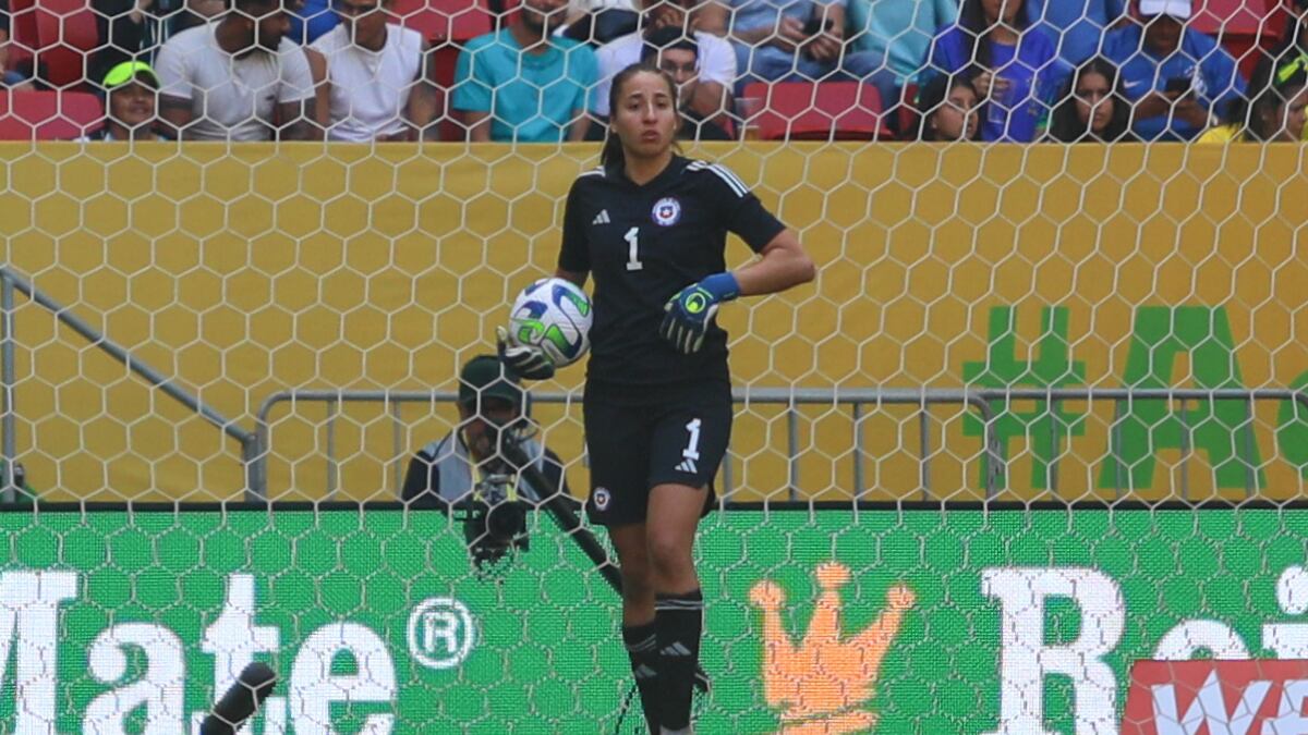 La arquera de la Selección Chilena Antonia Canales durante el partido amistoso ante Brasil en Brasil el domingo 2 de julio.