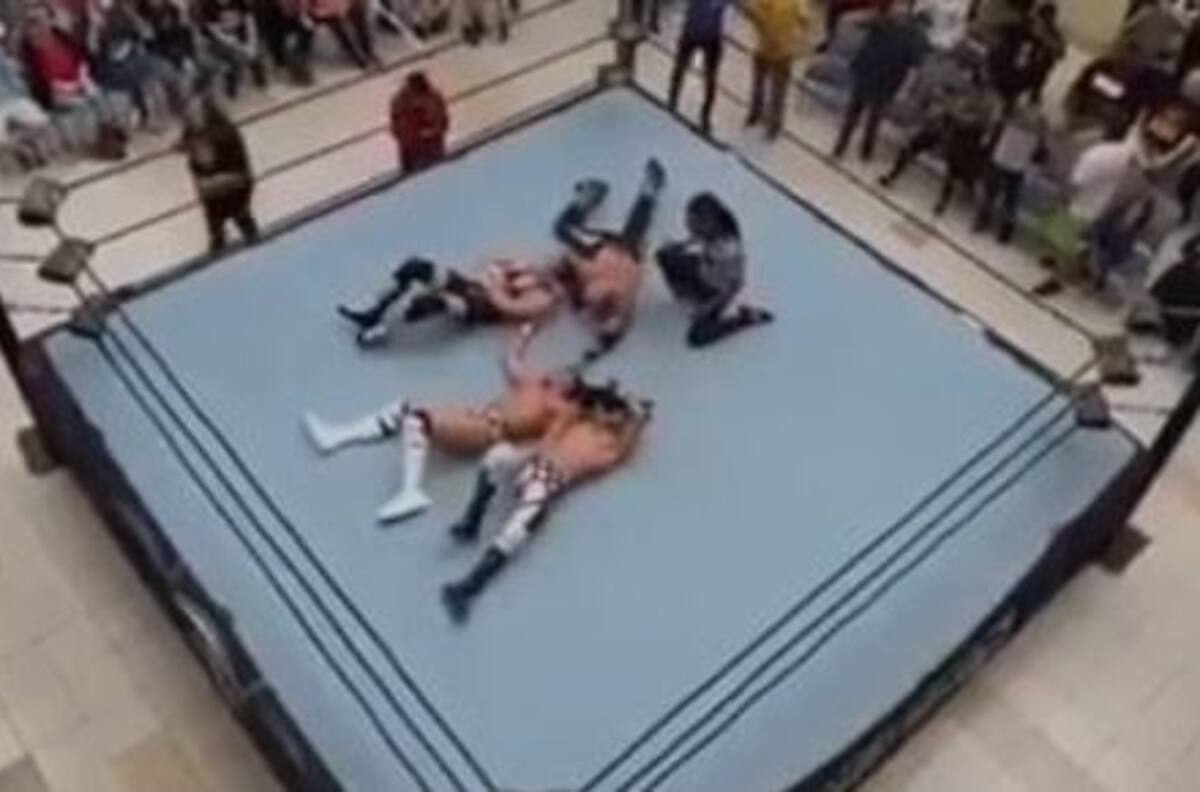 ¡Impresionante! Peleador de lucha libre se lanza desde un primer piso en un centro comercial