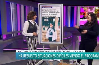 Con regalo incluído: Carmen Gloria Arroyo vivió especial encuentro con estudiante que le dedicó su examen de Derecho