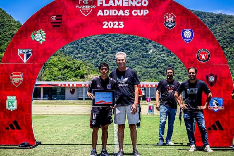 fue elegido como el mejor "10" de la Flamengo Adidas Cup.