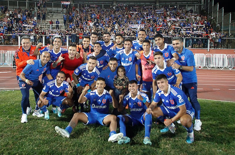 El plantel de la U, tras la victoria sobre Curicó Unido. Foto: Aton.