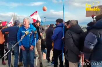 VIDEO | José Antonio Kast fue recibido a "tomatazos" en Puerto Natales