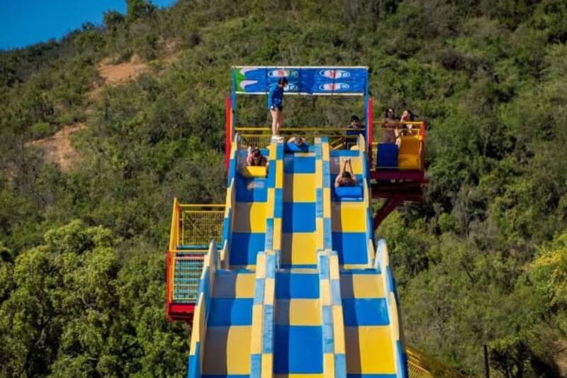 Está ubicado en Quilpué, a menos de dos horas de Santiago.
Créditos: Parque Acuático Curunina.