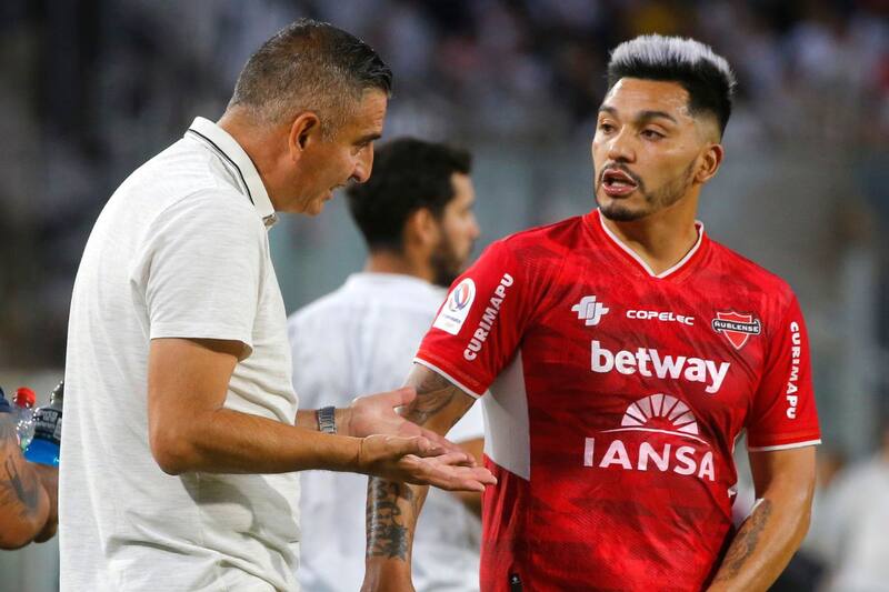 Lorenzo Reyes junto a Jaime García durante un partido de Ñublense en el Campeonato Nacional de Primera División. Foto: Agencia Aton.