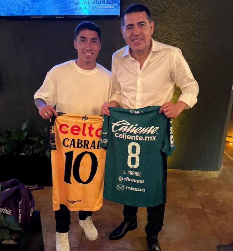con las dos camisetas que le entregó a Juan Román Riquelme.