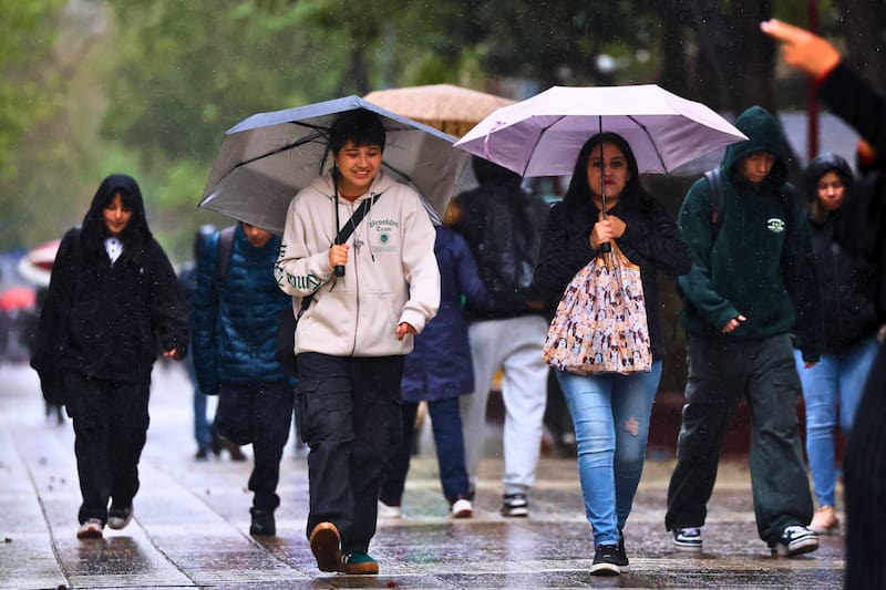 Durante este viernes se esperan los primeros chubascos para la RM. Créditos: Aton Chile.