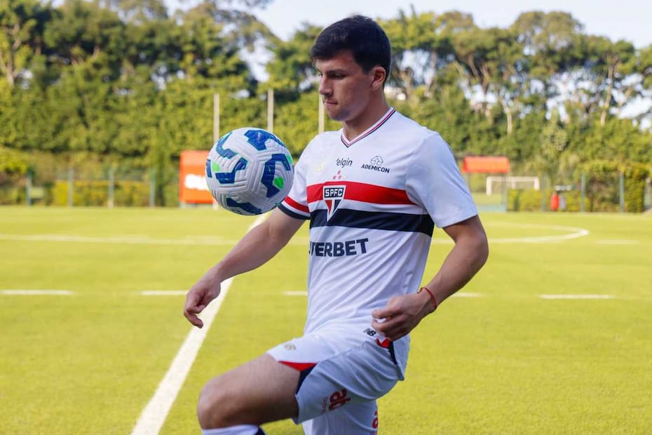 El chileno en su presentación en Sao Paulo. Foto: @SaoPauloFC.