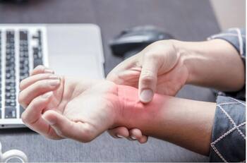 Tribunal: en teletrabajo, "caerse en el trayecto de la cama al escritorio es accidente laboral"