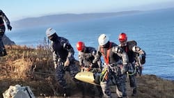 Macabro hallazgo en Valparaíso: Encuentran cadáver en roqueríos de un acantilado en Playa Ancha