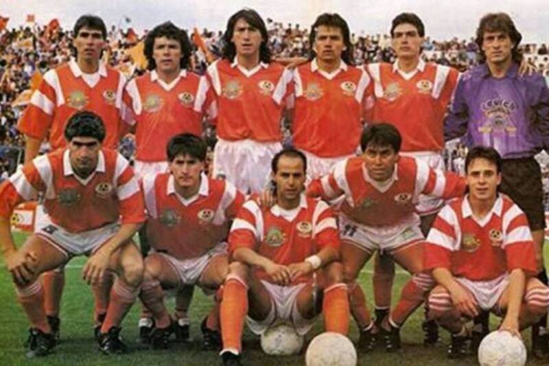 Un equipo del recuerdo que fue campeón de Chile. Entre ellos, el primero de pie de derecha a izquierda, es Leonardo Canales.