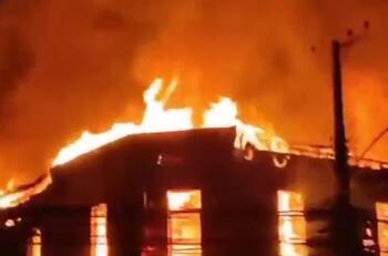 VIDEO | Incendio destruye 20 locales comerciales en Limache