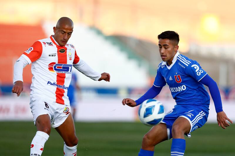El jugador de Universidad de Chile Lucas Assadi derecha, disputa el balón contra Alejandro Camargo