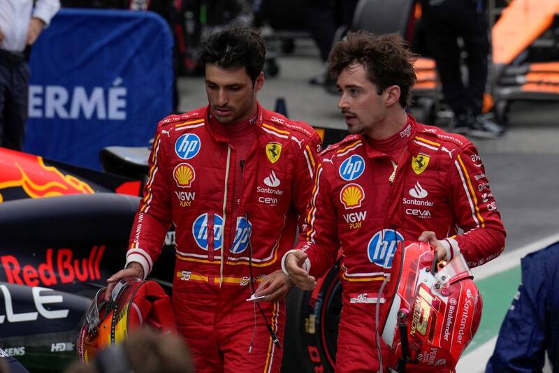 Carlos Sainz podría dejar de ser compañero de Charles Leclerc en Ferrari. Foto: EFE