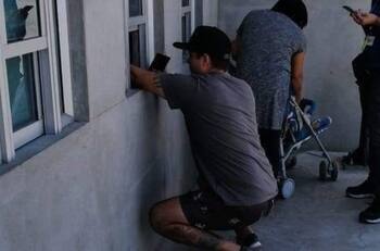 ¡Insólito! Hinchas deben agacharse para poder comprar entradas en Iquique