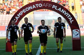 Eduardo Gamboa arbitrará el partido entre la UC y Unión Española en el regreso del fútbol chileno