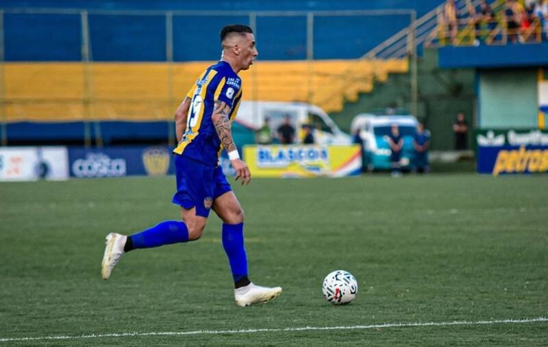 El jugador estaría evaluando si continuar en la actividad o retirarse del fútbol. Créditos: @lucasbarrios_oficial.