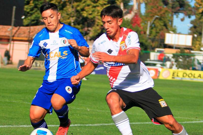 tuvo que hacer de local ante Deportes Santa Cruz en el estadio de los Comerciantes. (Foto: @CuricoUnidoCDP)