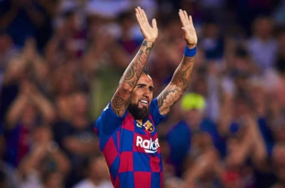 Arturo Vidal fue elogiado por los medios españoles por su apoyo al momento de Chile