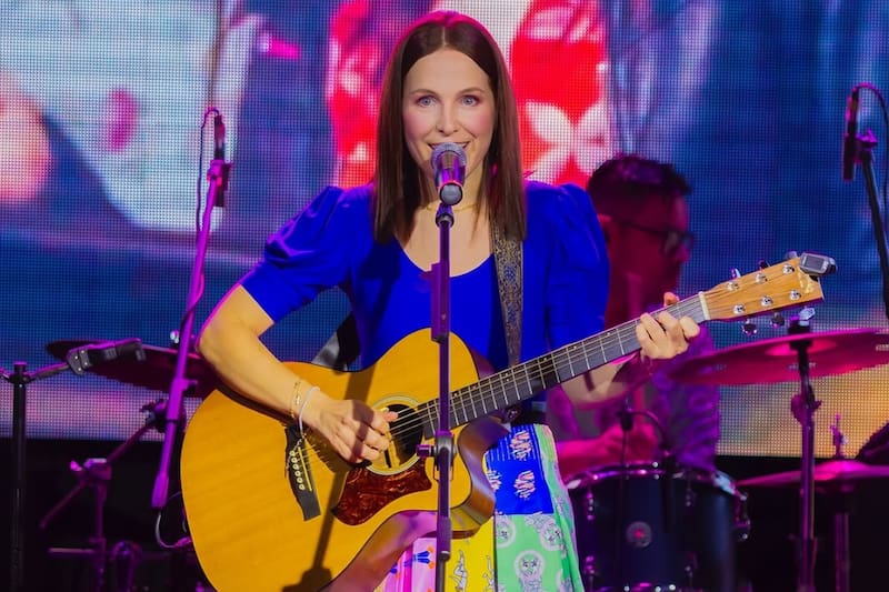 La cantante se caracteriza por mezclar el pop y el folk.