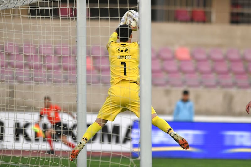 El buen portero audino, con paso por selecciones juveniles, se ha consolidado en Primera. Juega en su contra una estatura por debajo de lo que hoy se considera necesaria para salir al extranjero.