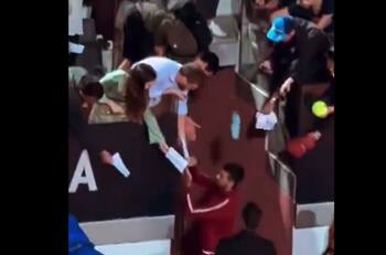 VIDEO | ¡No fue agresión! Registro muestra que botellazo a Novak Djokovic en Roma fue un accidente