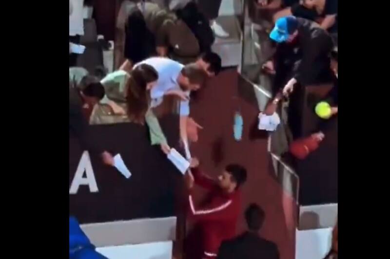 El momento en que una botella golea al serbio Novak Djokovic.