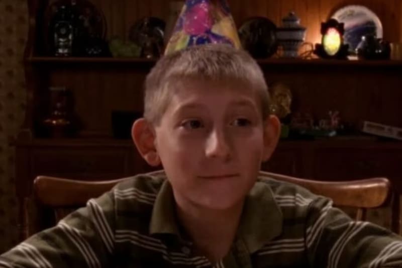 es el actor detrás Dewey.