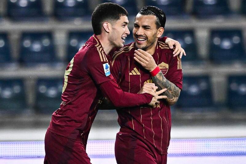 El delantero junto a Leandro Paredes en AS Roma. Foto: @matiassoule11