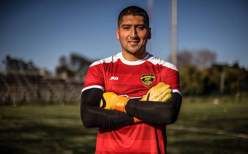 El guardameta ha defendido los tubos de Lota Schwager (Primera B y Segunda); Fernández Vial (Tercera A); Independiente de Cauquenes (Segunda); Colegio Quillón (Tercera B); Deportes La Serena (Primera B y Primera División); Deportes Puerto Montt (Primera B); Unión Compañías (Tercera A); y Deportes Linares (Segunda).