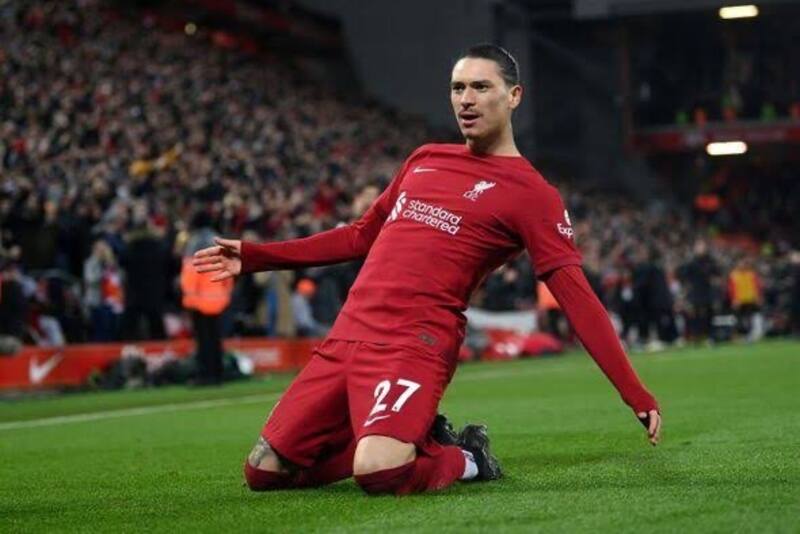 . El uruguayo con la camiseta del Liverpool.