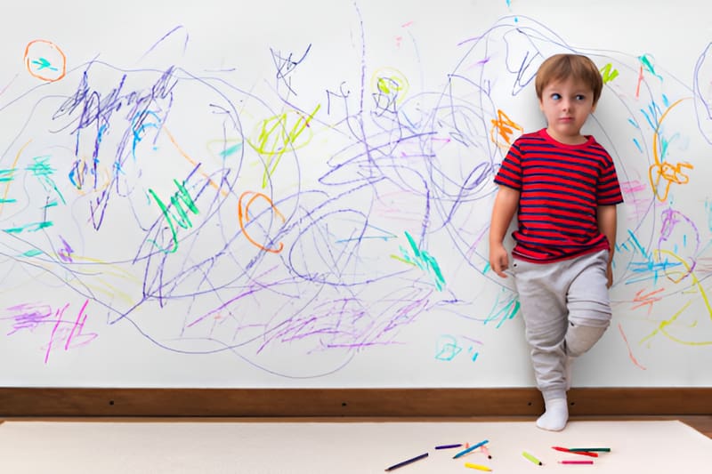 Conoce cómo puedes los rayados que dejó tu hijo o hija. (Foto: Canva)