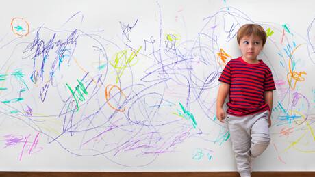 ¿Cómo limpiar los rayones en las paredes que dejaron tus hijos?