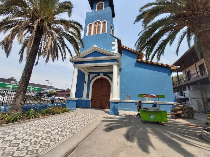 Es la primera iglesia religiosa de Chile. Se ubica a los pies del Cerro Blanco.