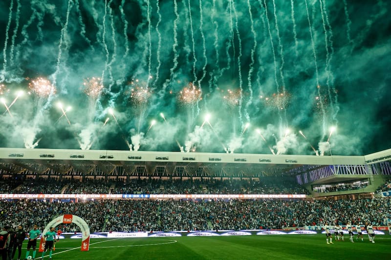 . El nuevo y moderno estadio de la UC. Foto: Agencia Aton.