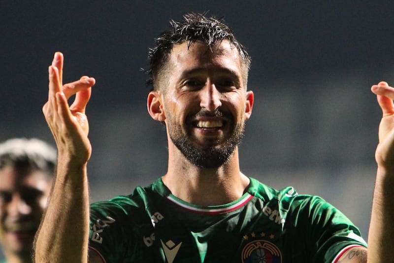 El delantero tiene una desconocida aventura académica. Foto: Aton.