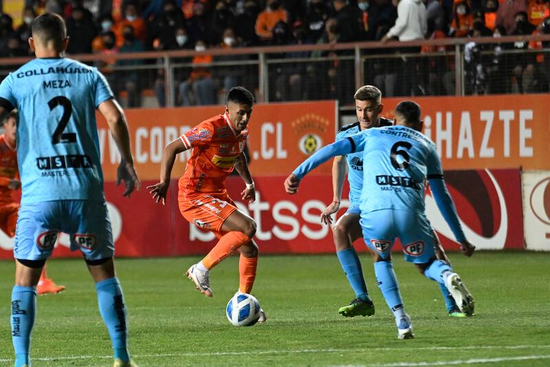 Nicolas Orrego jugador de Cobreloa en accion contra Deportes Iquique
