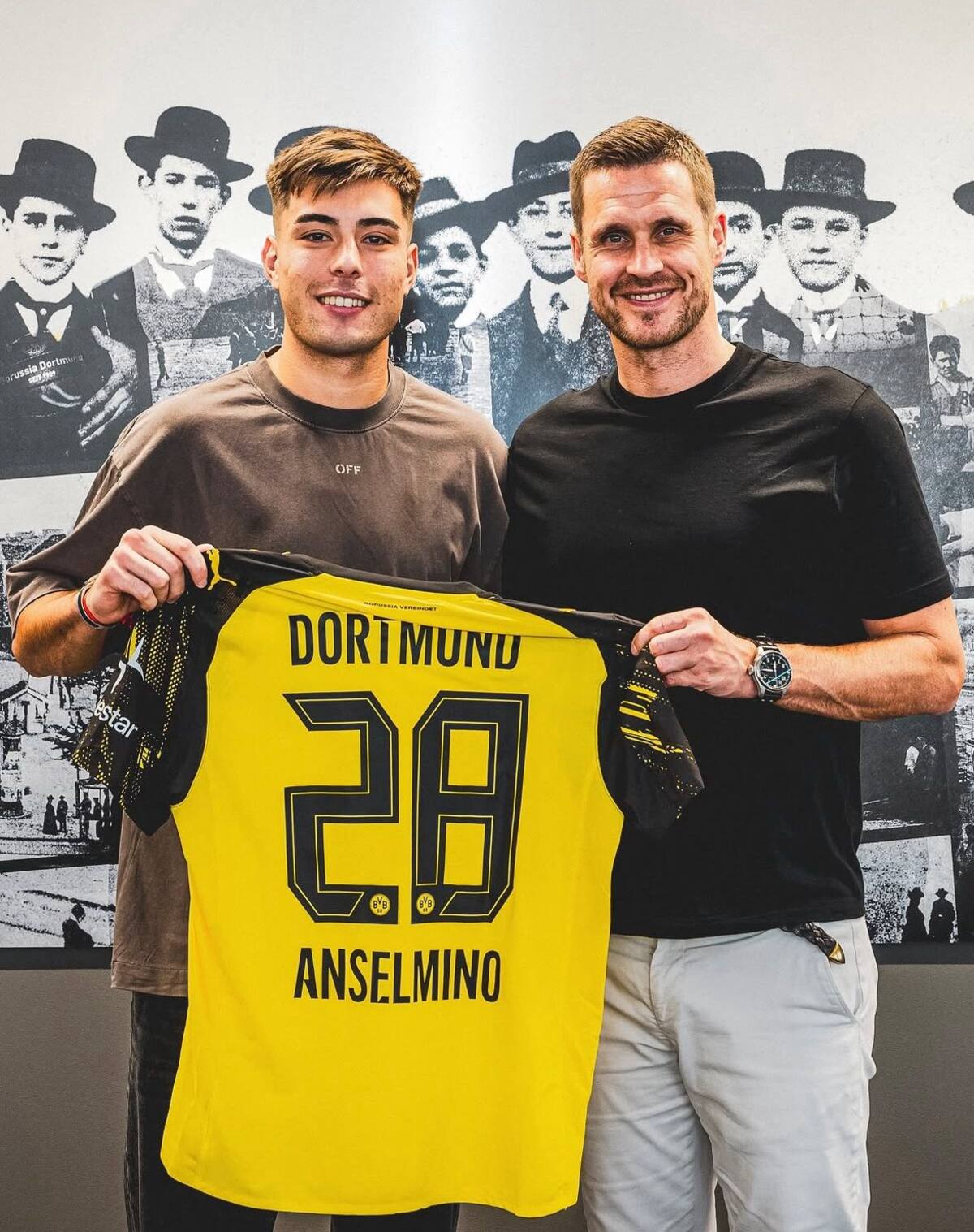 fue presentado como nuevo refuerzo de Borussia Dortmund.