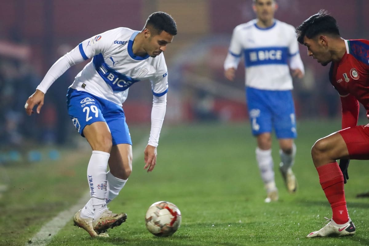 El defensa se terminó yendo de la Universidad Católica. Foto: Agencia Aton.