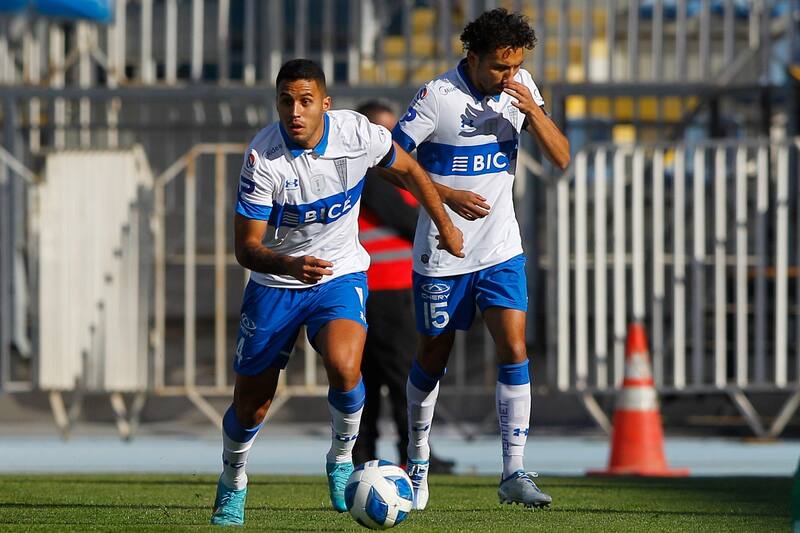 jugando por la Universidad Católica. Foto: Agencia Aton.
