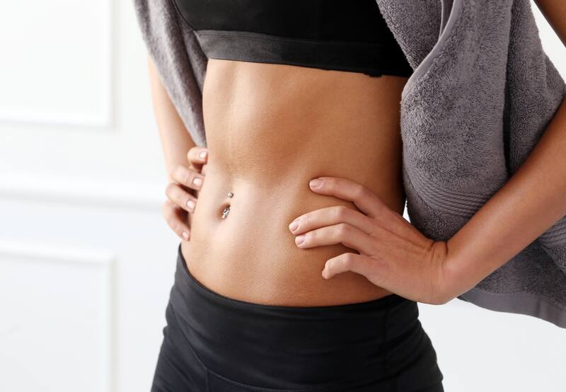 Conn estos sencillos ejercicios podrás conseguir un abdomen plano para luccir este verano. | Foto: Freepik Racool_studio