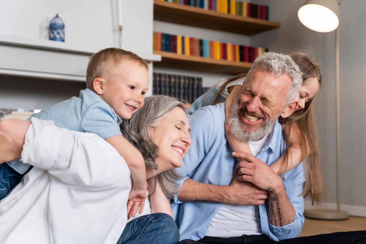 Mientras los niños se benefician de la sabiduría de los mayores, las personas de la tercera edad se ven revitalizadas por la energía de los más pequeños.