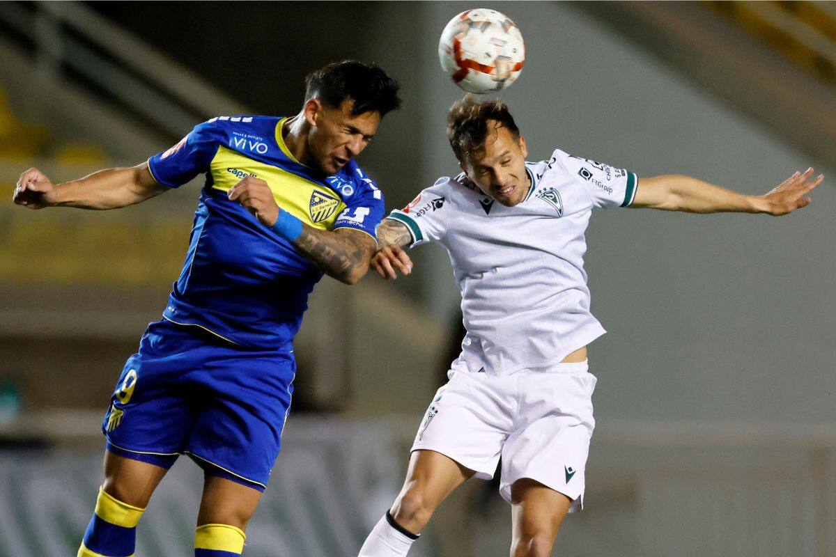 en un partido ante Santiago Wanderers, en la temporada 2024 de la Primera B. Foto: Agencia Aton.