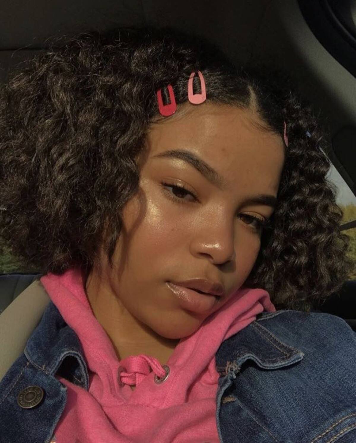 Las "cucas" son un accesorio perfecto si quieres mantener tu cabello suelto en primavera.