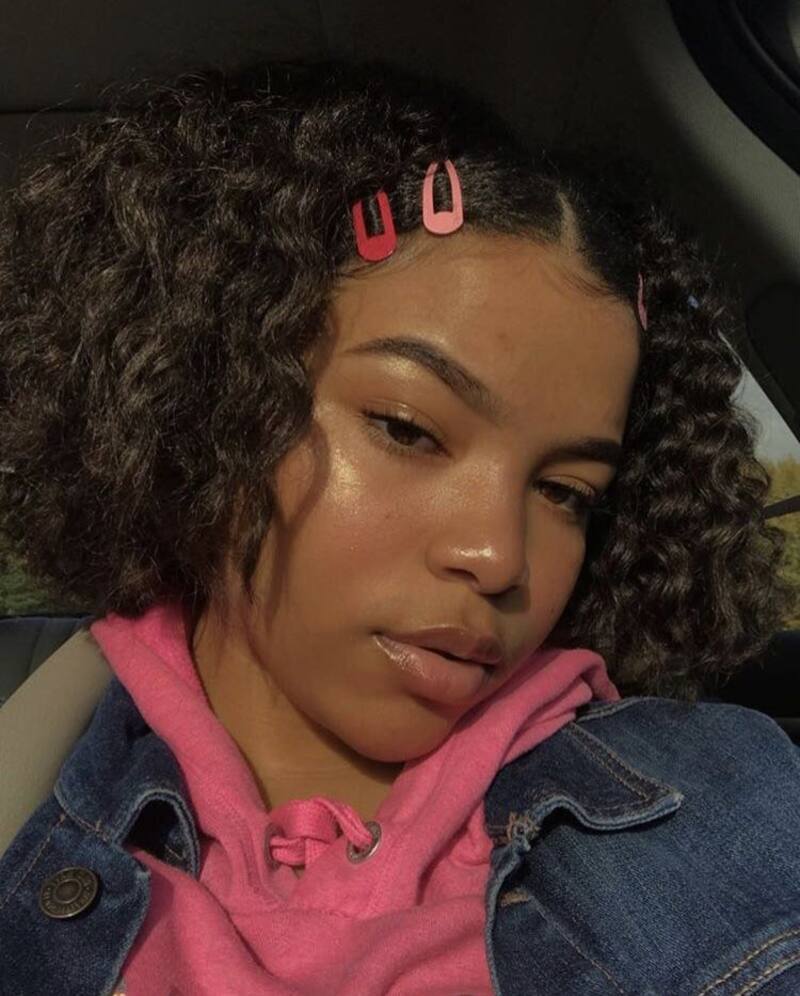 Las "cucas" son un accesorio perfecto si quieres mantener tu cabello suelto en primavera.