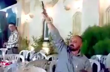 VIDEO | Niño pequeño dispara contra su padre por accidente