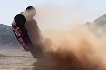 VIDEO | Escalofriante accidente en el Dakar: se volcó y dio varias vueltas