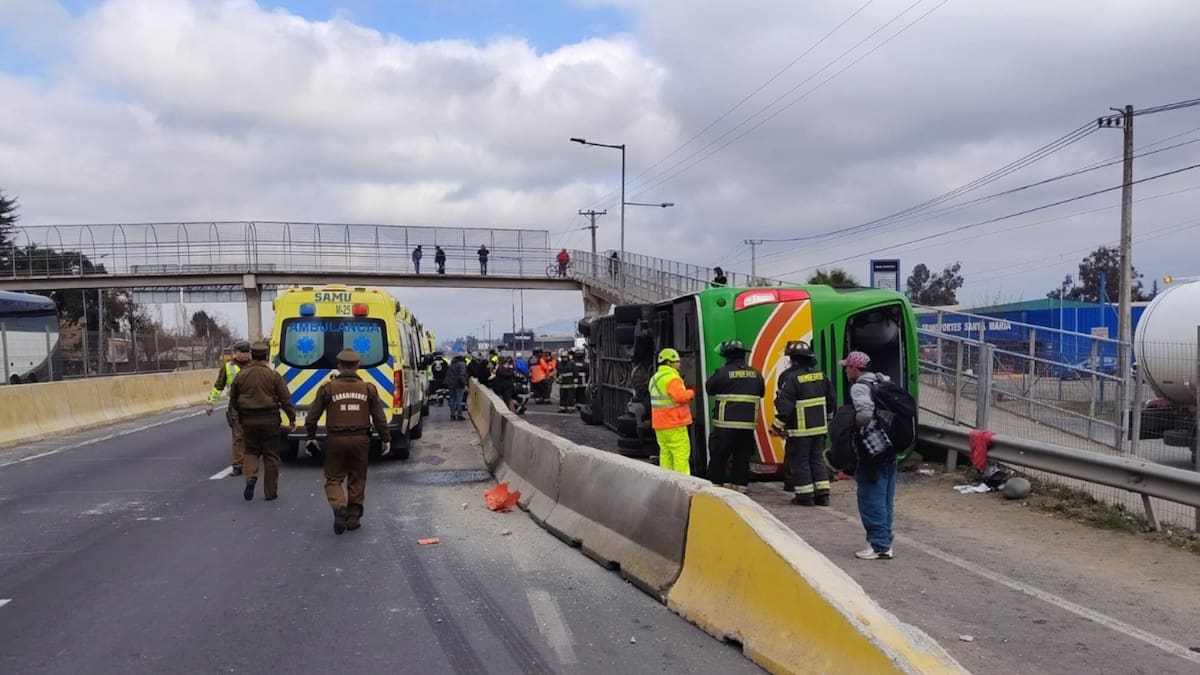 VIDEO| Trágico accidente en la Ruta 5 Sur: Bus interurbano volcó y dejó a más de 15 heridos