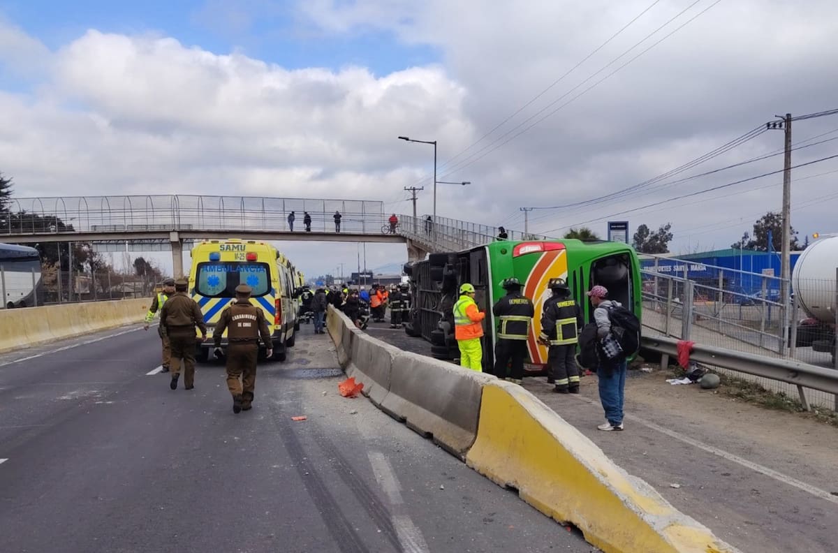VIDEO| Trágico accidente en la Ruta 5 Sur: Bus interurbano volcó y dejó a más de 15 heridos