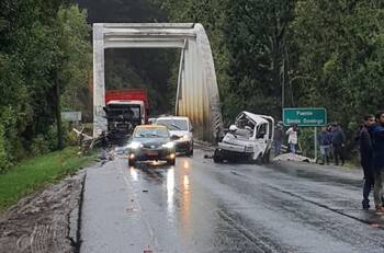 Fatal accidente en Valdivia: Conductor murió tras choque entre dos camiones en Puente Santo Domingo