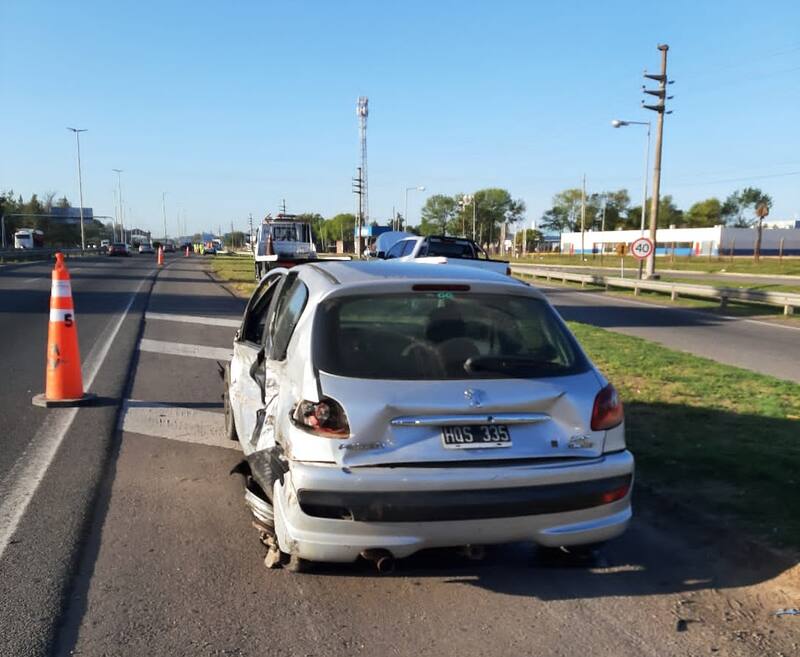 La camioneta blanca sobre el pasto pertenece a Leandro Fernández. Fue incautada luego del accidente.